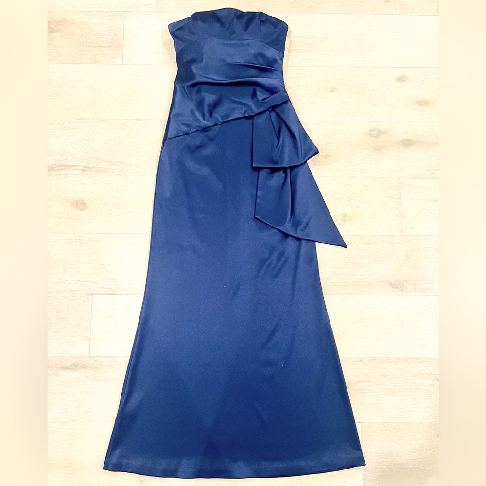 Max and cleo classy navy satin dress size 4
Floor length
Not altered
No slit